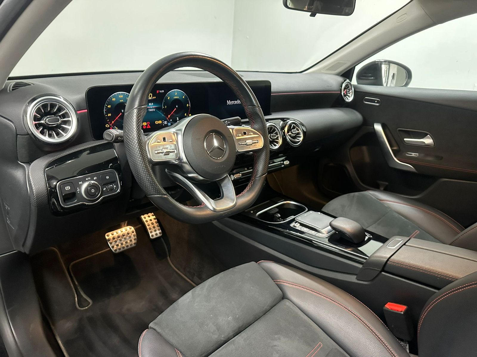 Fahrzeugabbildung Mercedes-Benz A 200 d 4MATIC DCT LImousine *AMG-LINE*KAMERA*