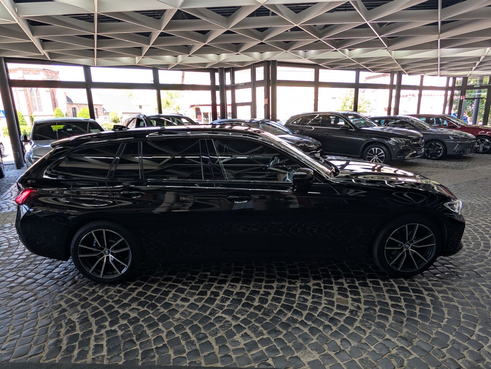 Fahrzeugabbildung BMW 320 i Sport Line Shadow H&K PANO ACC LEDER KAM