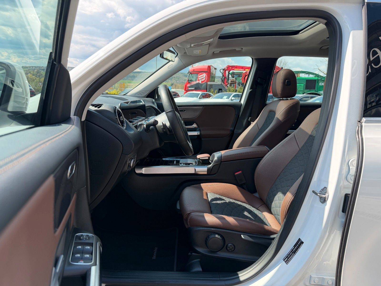 Fahrzeugabbildung Mercedes-Benz GLB 200d 4M 7Sitzer+StandH+Pano+Distr+AHK+360+