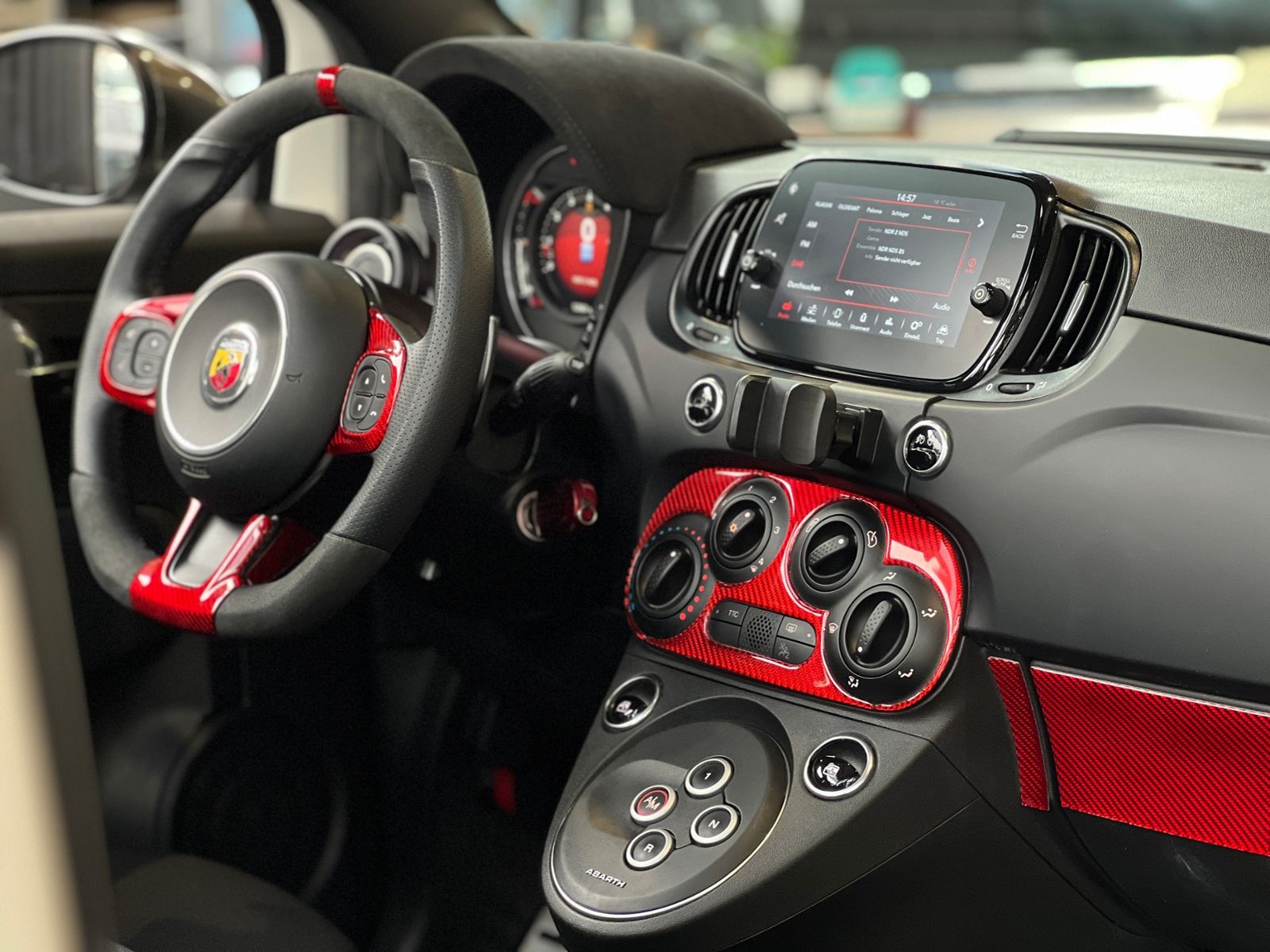 Fahrzeugabbildung Abarth 695C Cabrio Aut. KLIMA CARPLAY RFK ALU