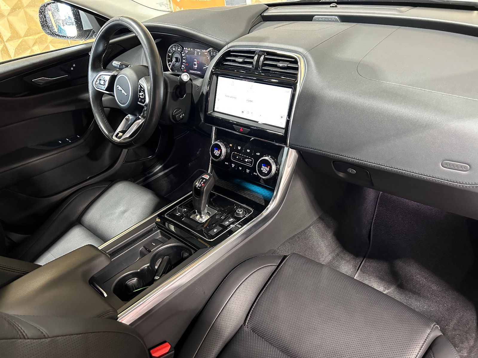 Fahrzeugabbildung Jaguar XE S/APPLE/KAMERA/SHZ/KLIMA/1.HAND