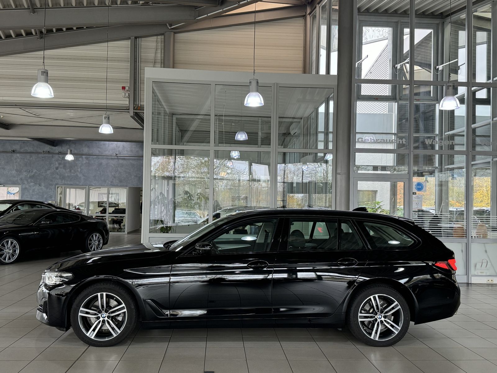 Fahrzeugabbildung BMW 520d Panorama Kamera DAB HiFi DisplKey AHK Sport