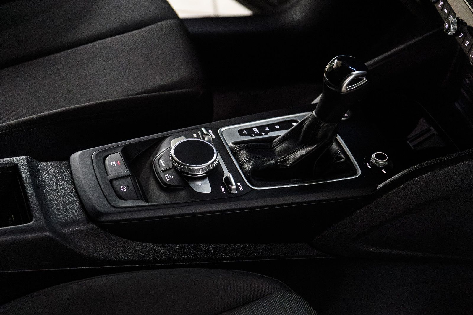 Fahrzeugabbildung Audi Q2 35 TFSI S tronic LED/SZH/NAVI