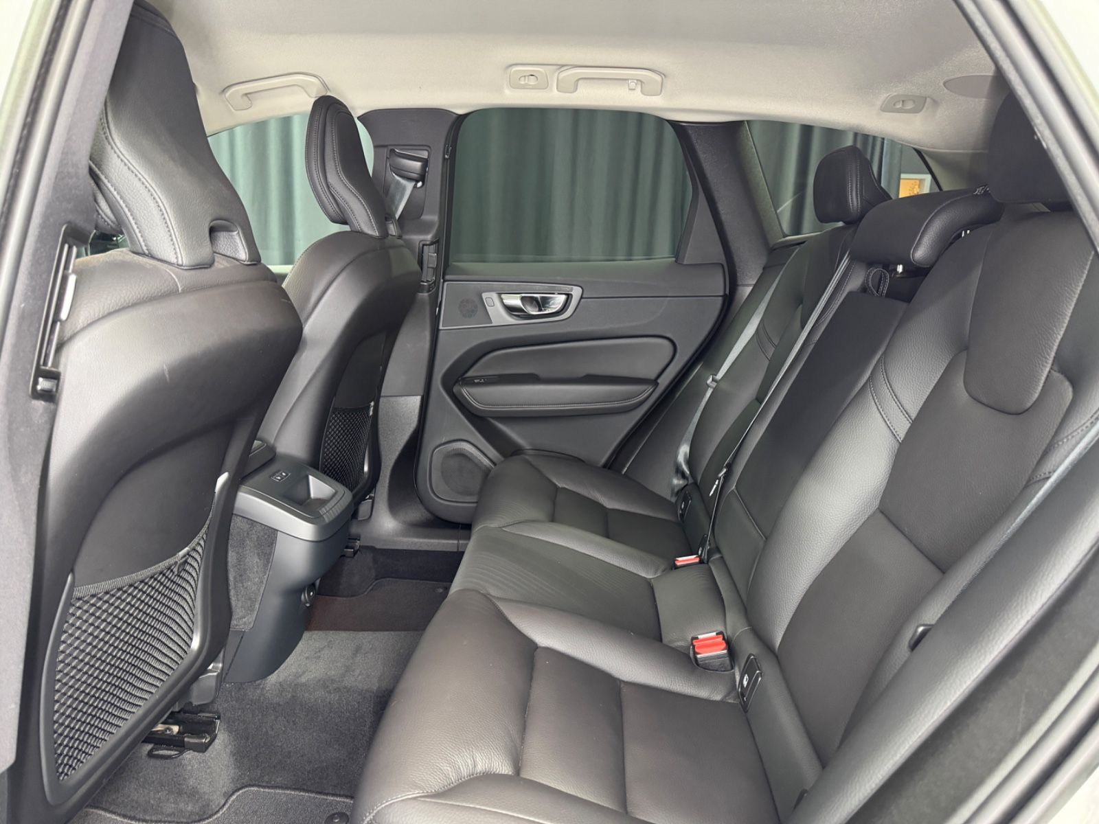 Fahrzeugabbildung Volvo XC 60 Plus Dark AWD |H/K|STDHZ|LED