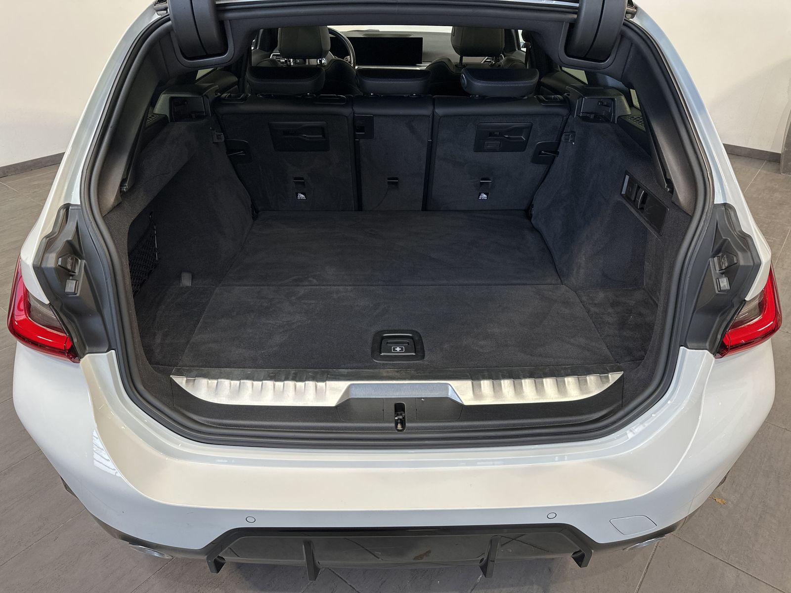 Fahrzeugabbildung BMW 330e Touring M-Sport NAV+LED+PANO+19ZO+ALARM+1HD