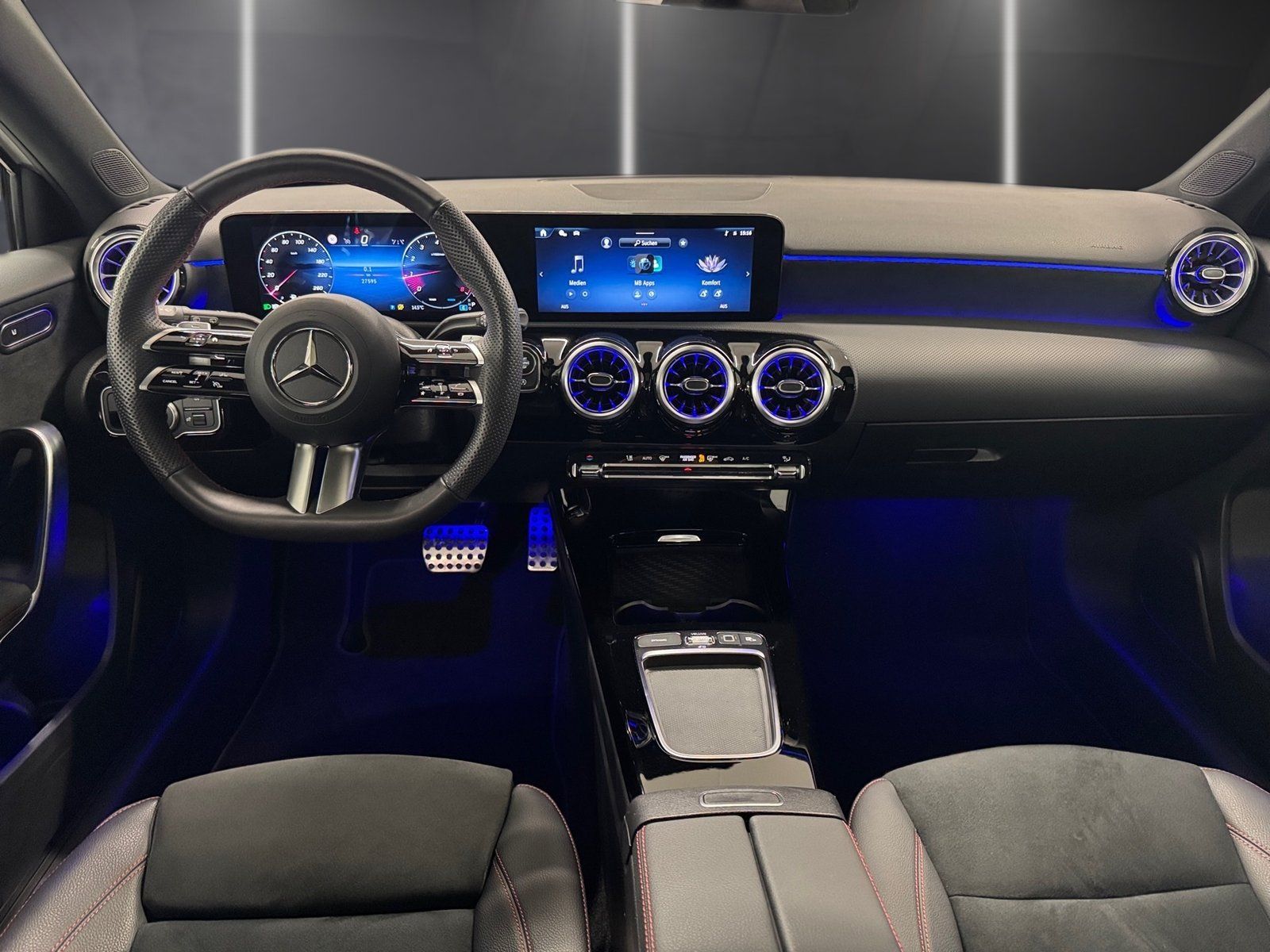 Fahrzeugabbildung Mercedes-Benz A 200 AMG Line *Panorama*LED*Kamera*CarPlay*18"*