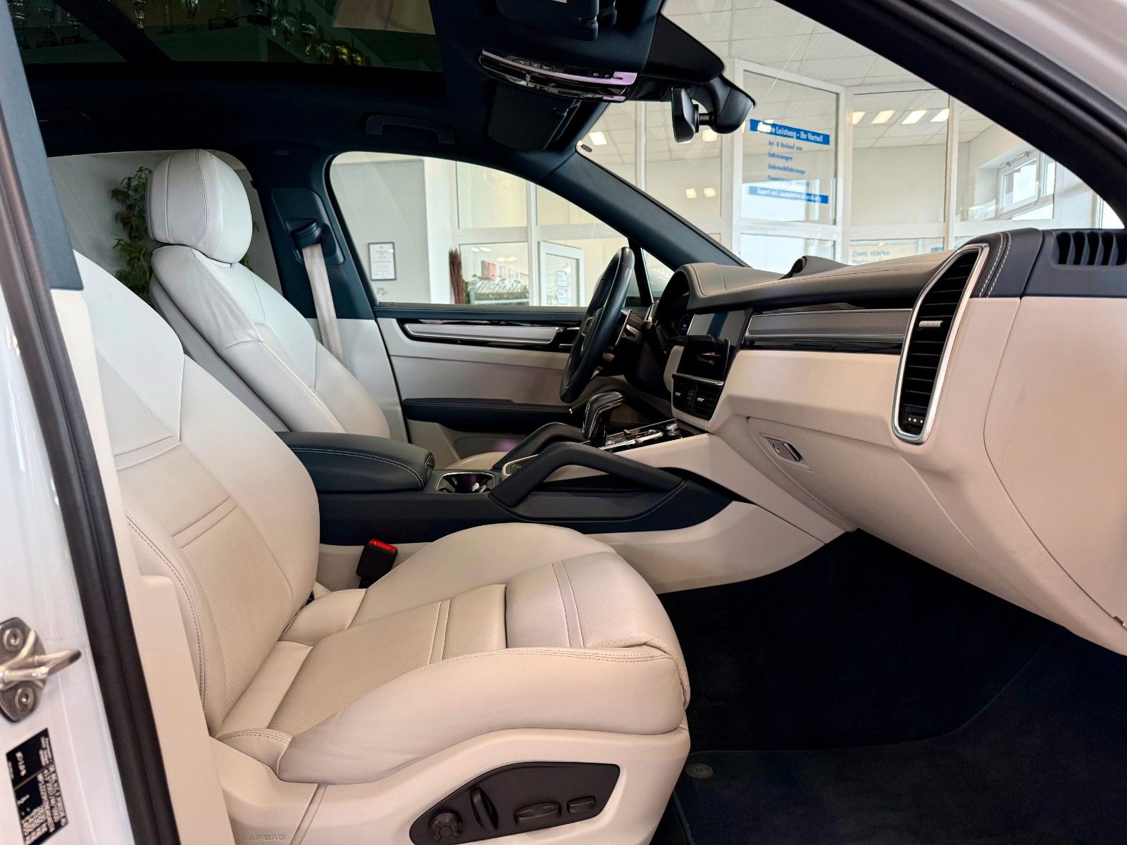 Fahrzeugabbildung Porsche Cayenne V6 Platinum Edition SportChrono/Panorama