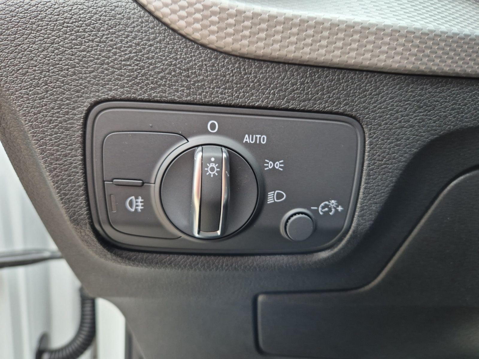 Fahrzeugabbildung Audi Q2 35 TFSI advanced S-tronic LED AVC GRA PDC SH
