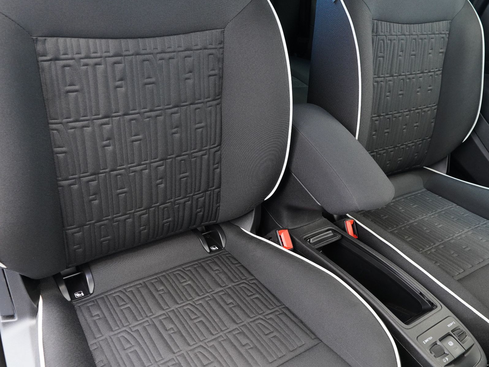 Fahrzeugabbildung Fiat 500e 87KW/42kWh/DC-LADEN/CARPLAY/DAB/SOH/KAMERA