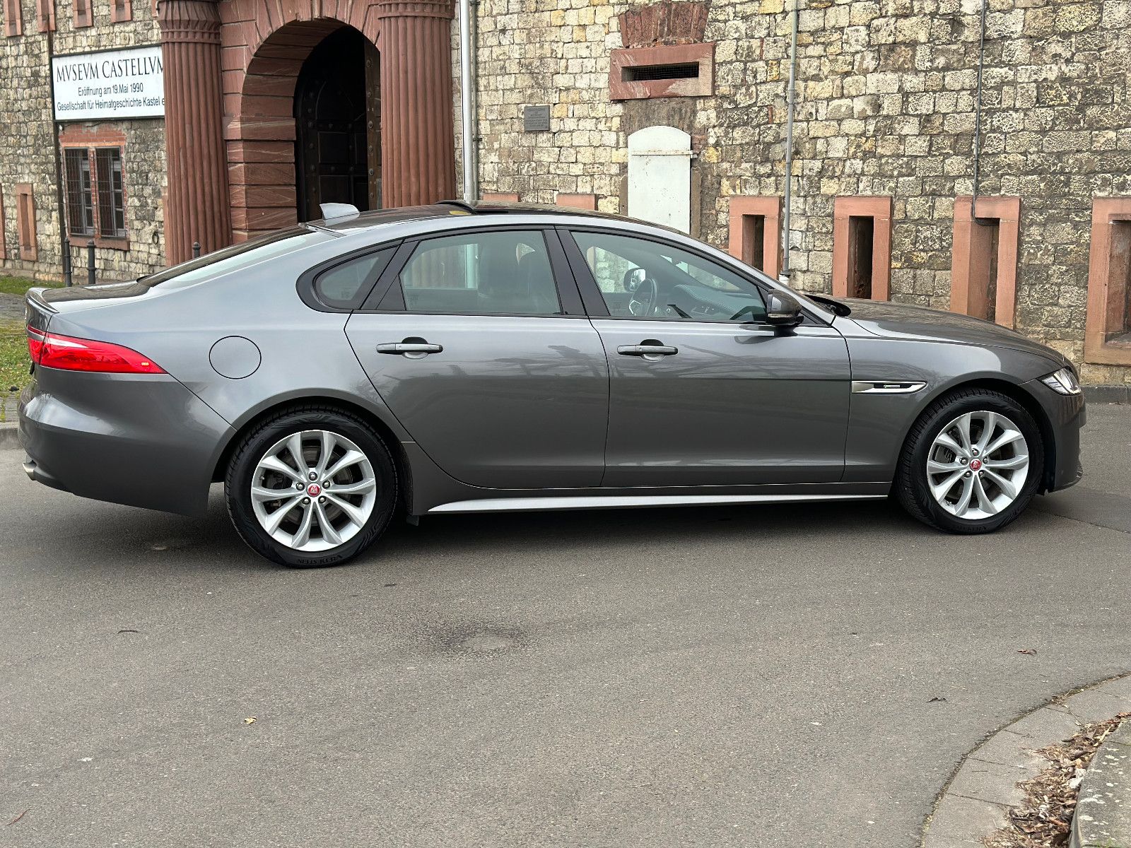 Fahrzeugabbildung Jaguar XF R-SPORT*MODELLJAHR 2019+PANO+STANDHEIZUNG*