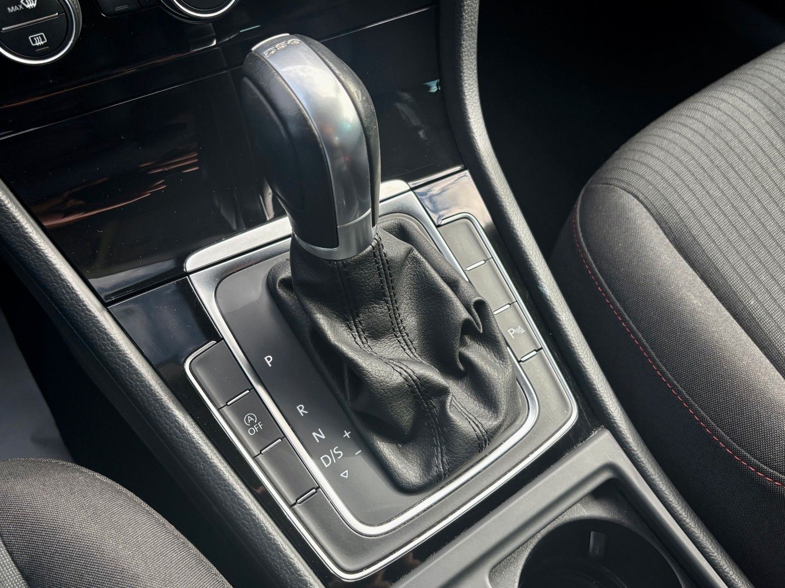Fahrzeugabbildung Volkswagen Golf VII 1.5 TSI ACT DSG Sound Navi R-LINE ACC