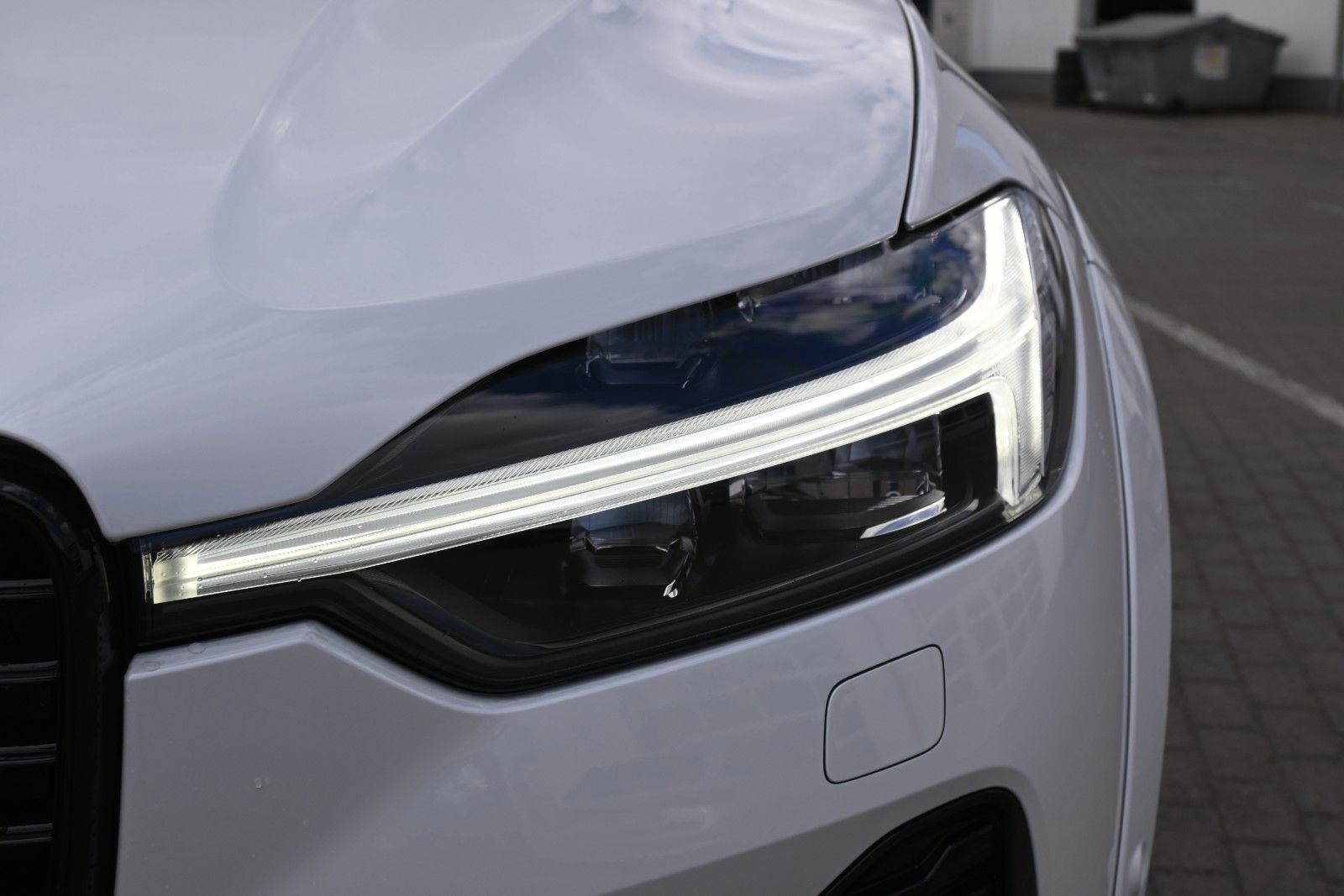 Fahrzeugabbildung Volvo XC60 B5 AWD Ultra Dark*LUFT*360°*ACC*B&W*AHK