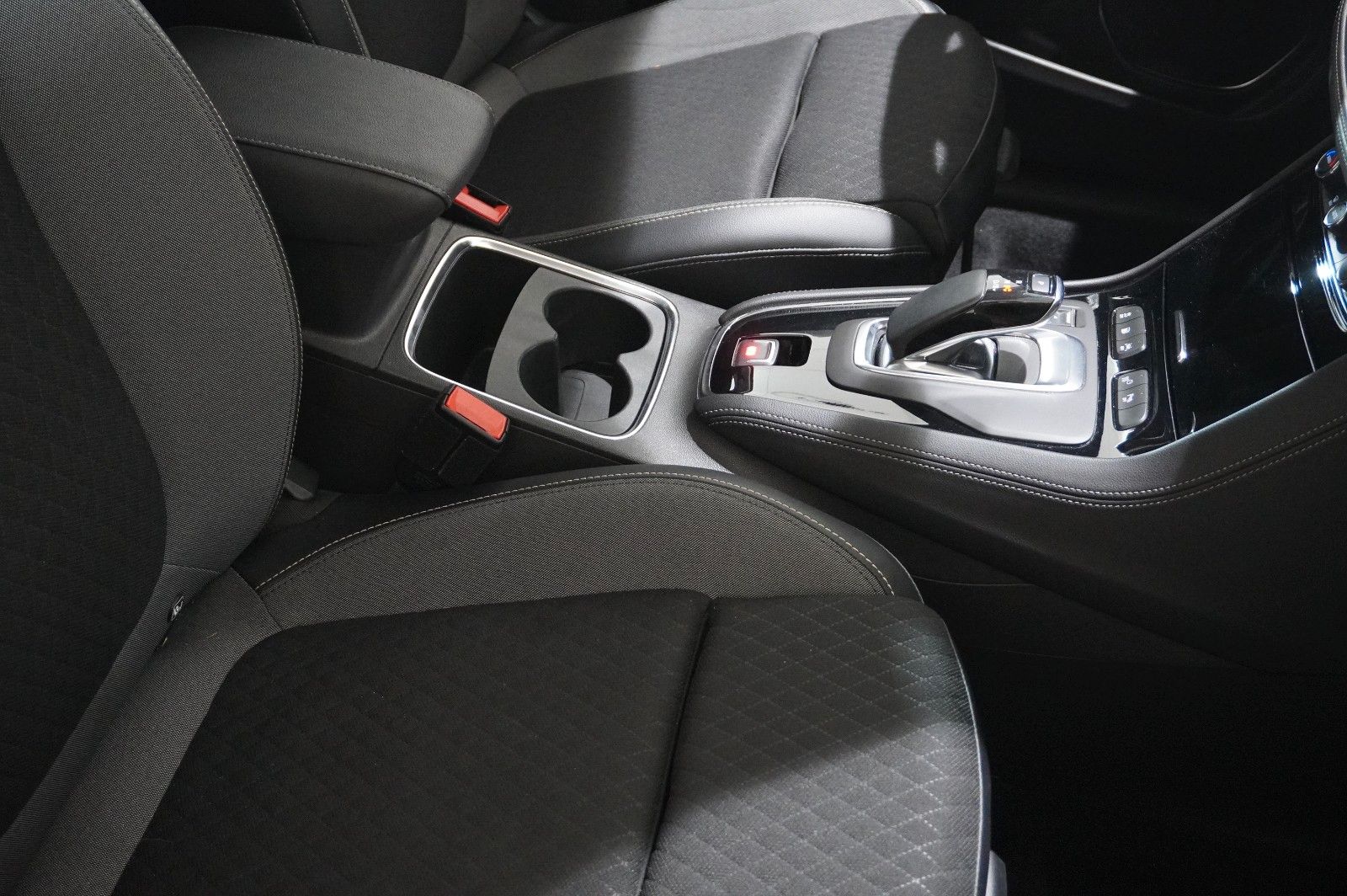 Fahrzeugabbildung Opel Grandland (X) 1.6 ELEGANCE HYBRID NAVI/SH/KAMERA