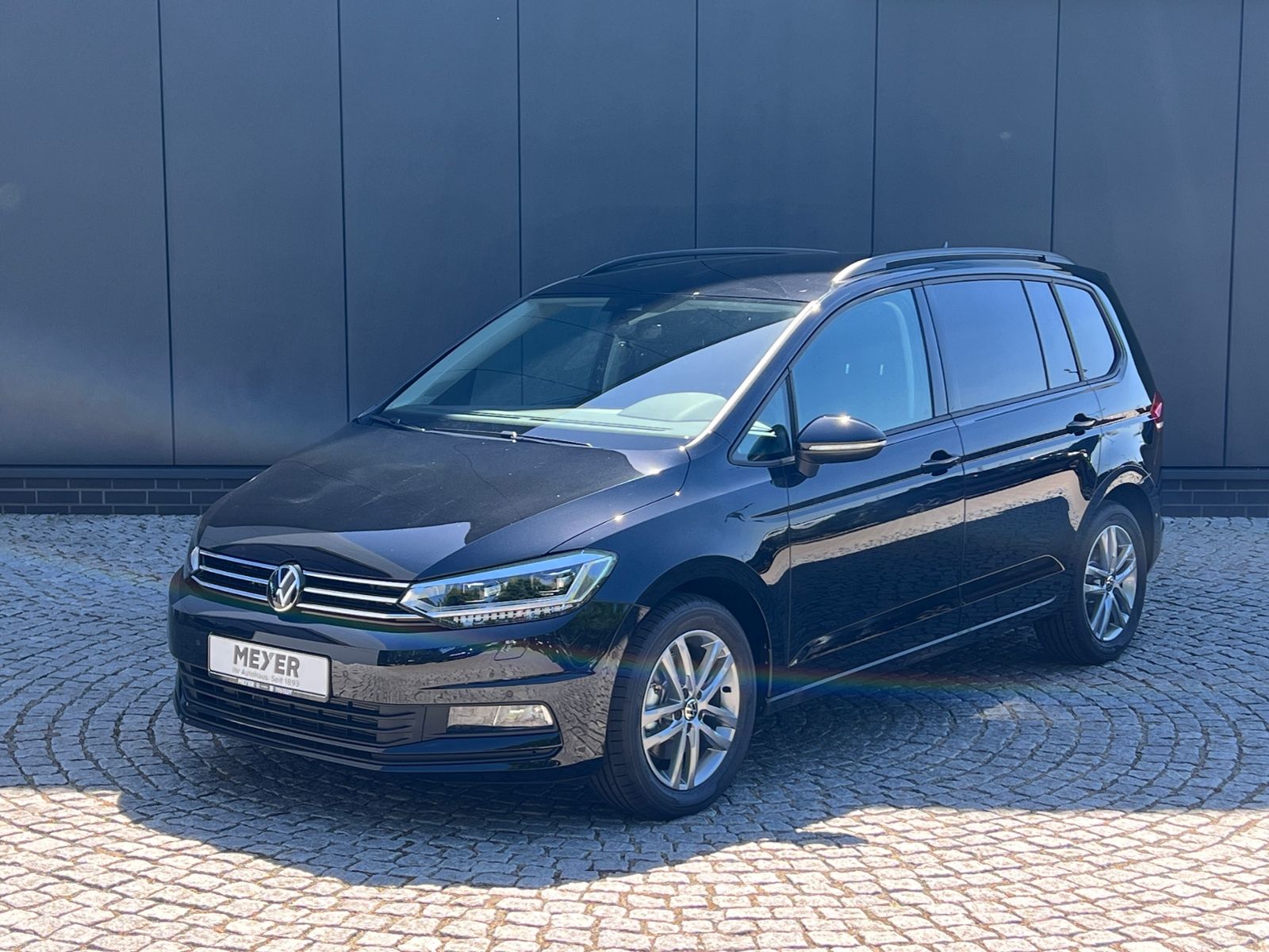Fahrzeugabbildung Volkswagen Touran Comfortline 1.5 TSI DSG *LED, AHK, 7-Sitz