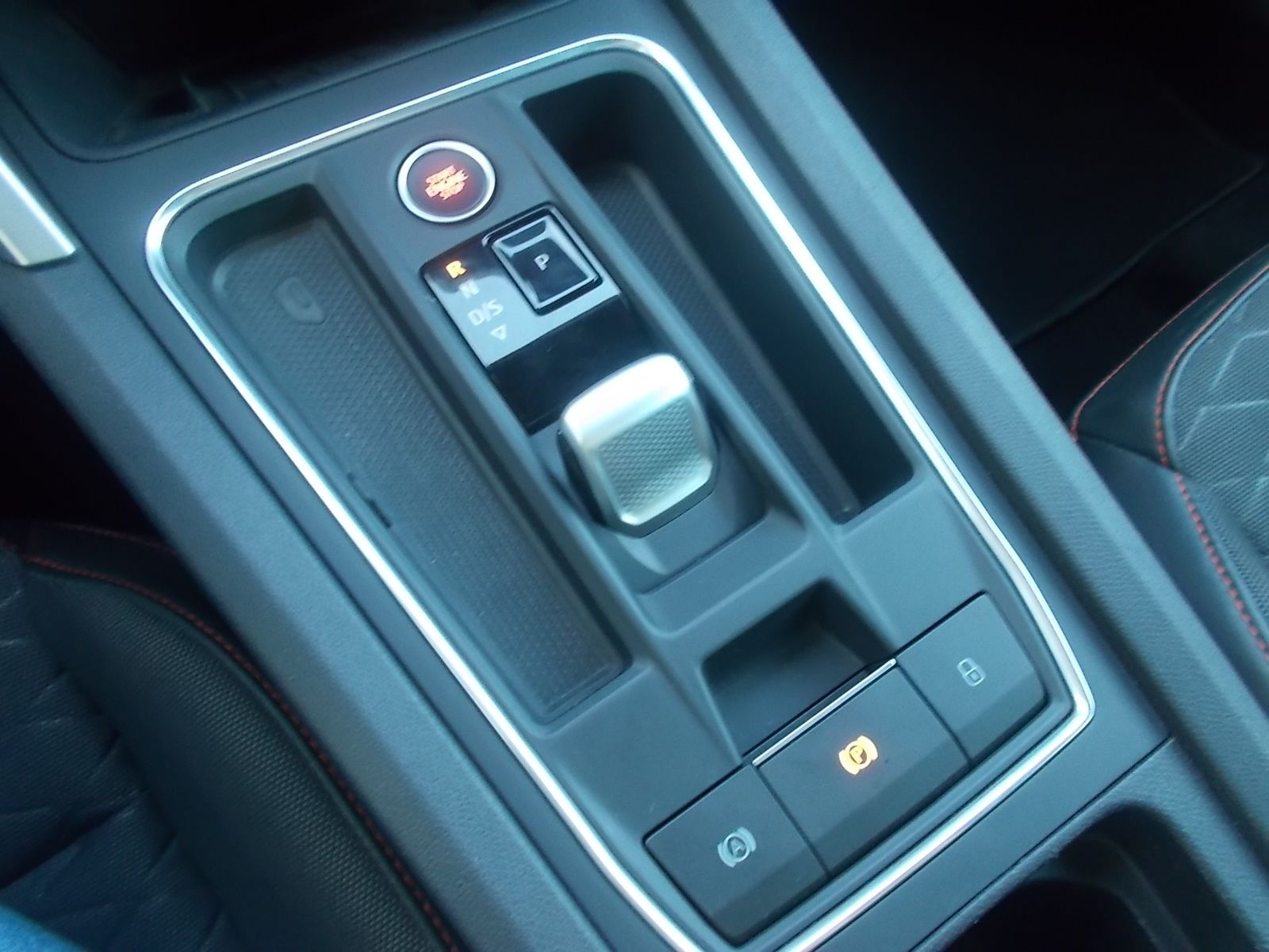 Fahrzeugabbildung SEAT Leon FR 2.0 TDI DSG + LED + NAVI + AHK