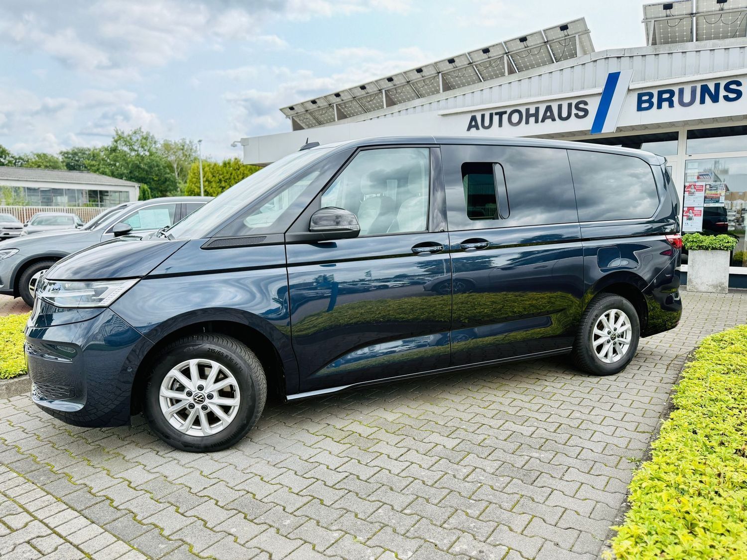 Fahrzeugabbildung Volkswagen T7 Multivan 2,0 TDI LANG, 7-Sitze, DSG, LED, AHK
