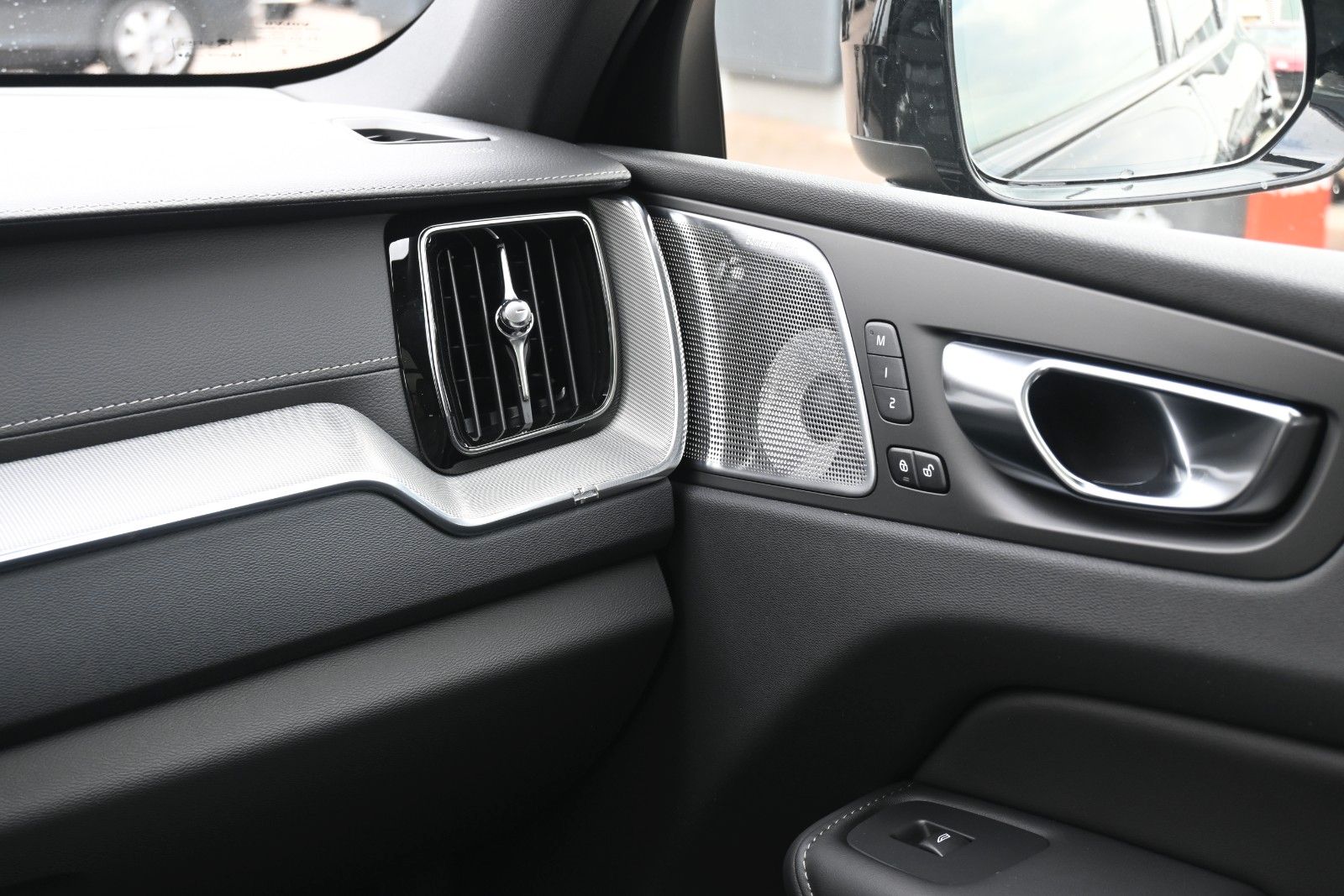 Fahrzeugabbildung Volvo XC60 B5 AWD Ultra Black Edition*LED*PANO*360*B&W