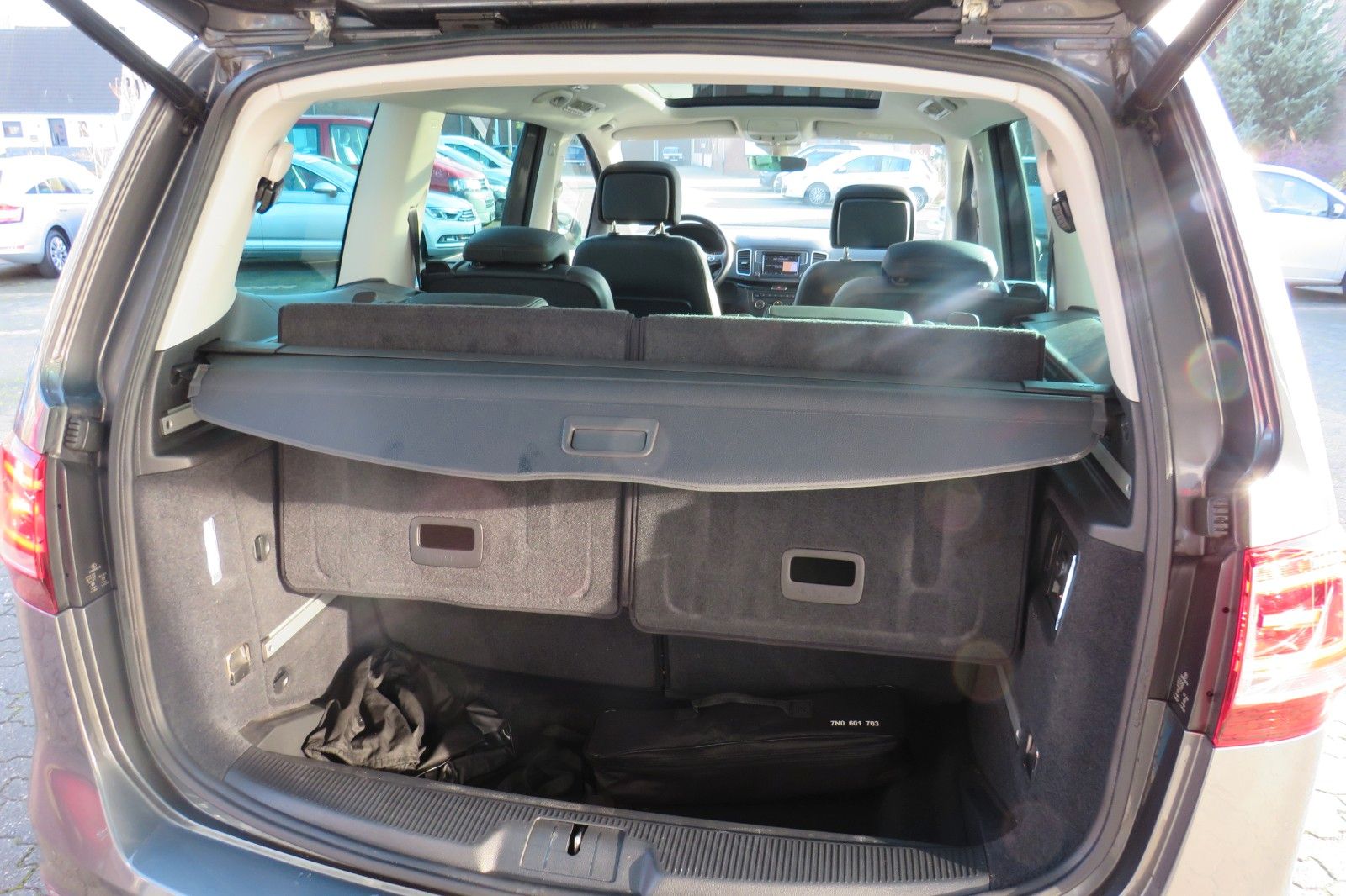 Fahrzeugabbildung Volkswagen Sharan Highline TDI DSG 7-S XENON ACC AHK "VOLL"
