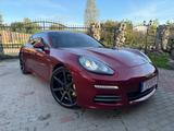 Porsche Panamera 4 - - rote Porsche Panamera