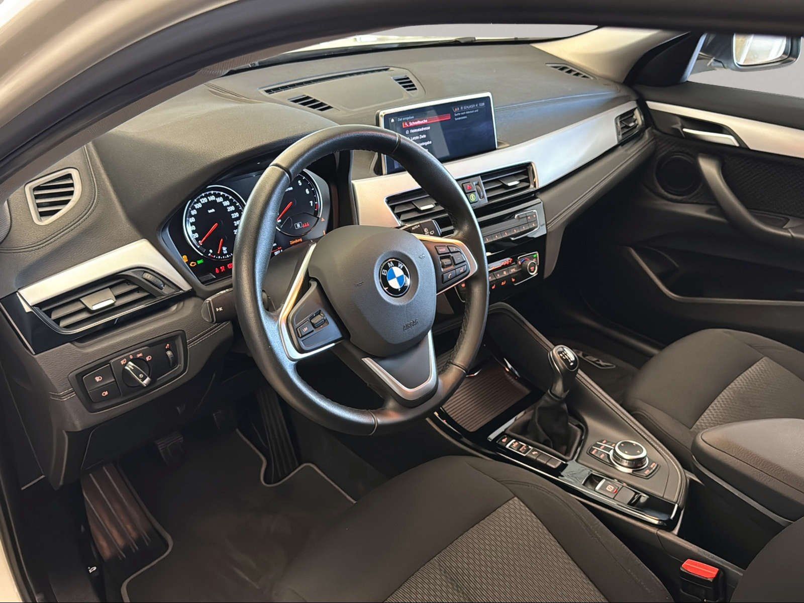 BMW X2 sDrive18i Navi Parkassist Pano.Dach LED foto 5