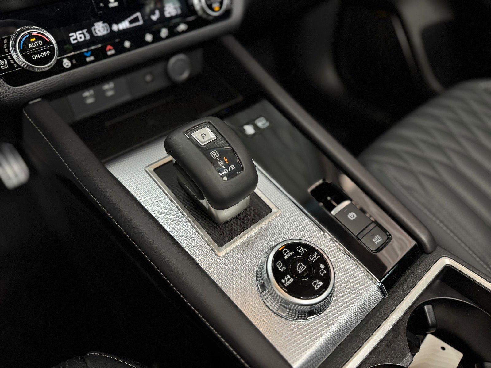Fahrzeugabbildung Mitsubishi Outlander 2.4 PLUG-IN HYBRID 4WD TOP