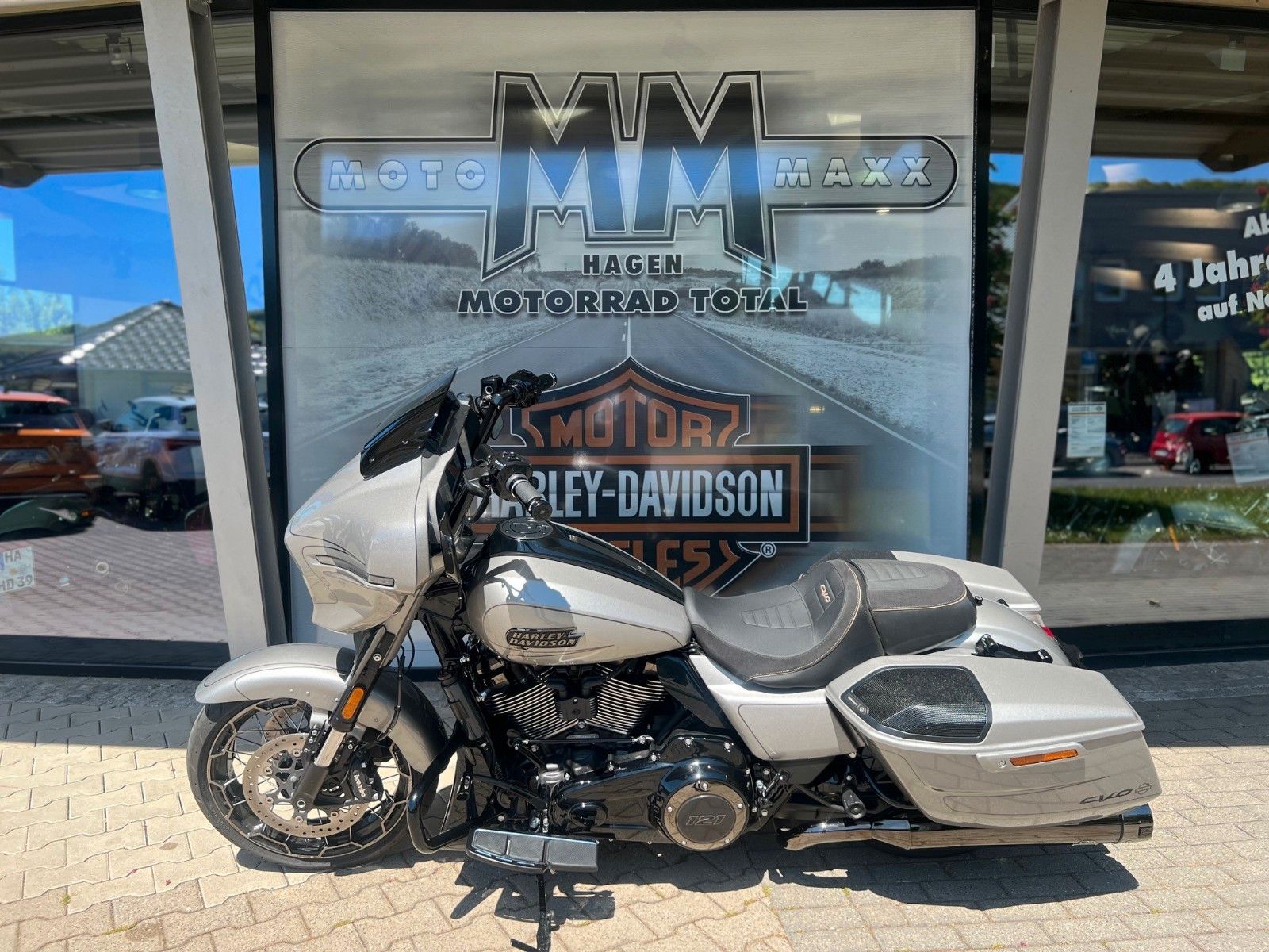 Fahrzeugabbildung Harley-Davidson Street Glide CVO Jekill & H-D Ape Lenker