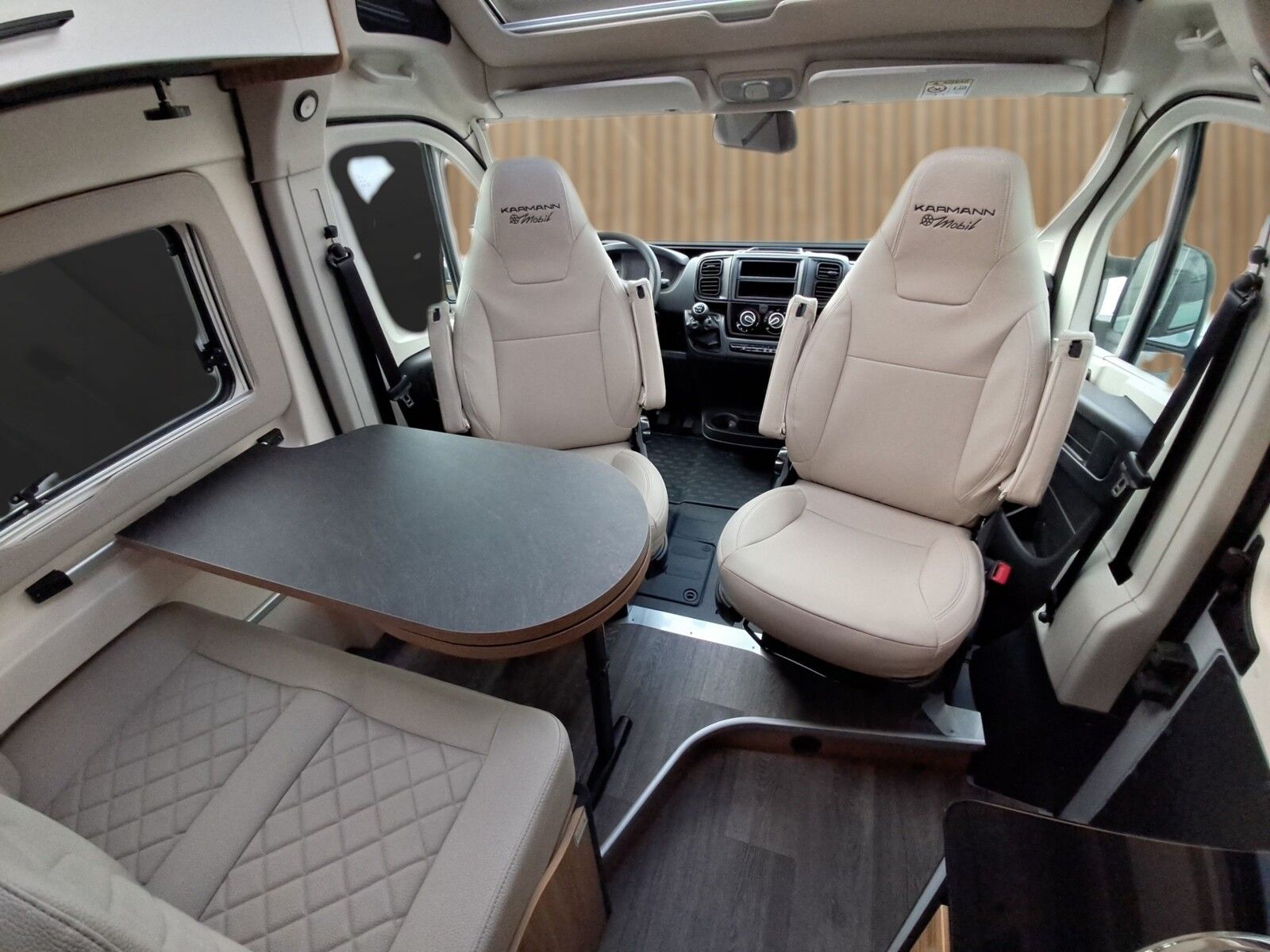 Fahrzeugabbildung Karmann Dexter DE 625  Captain-Chair-Sitze, RFK