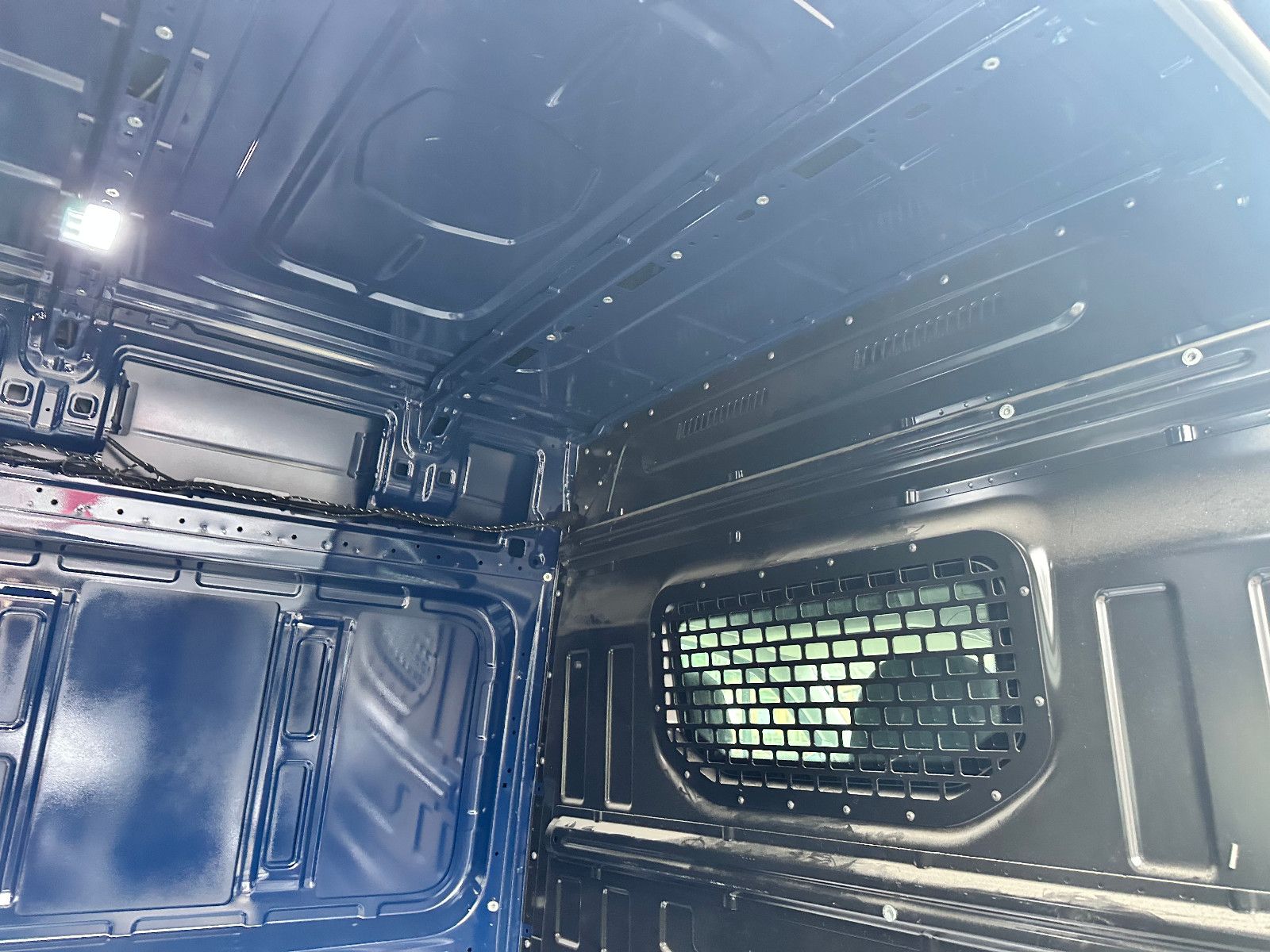 Fahrzeugabbildung Volkswagen CRAFTER KASTEN M.2021 35 MITTELLANG HOCHDACH RWD