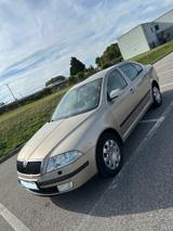 Skoda Octavia 1.9 TDI PD DPF DSG Elegance Elegance - mit Diesel-Antrieb: Beige, Alcantara, Limousine