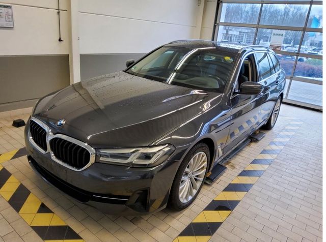 BMW 530d HUD/Park&DrivAss/WinerPaket/SportSitz/Harma