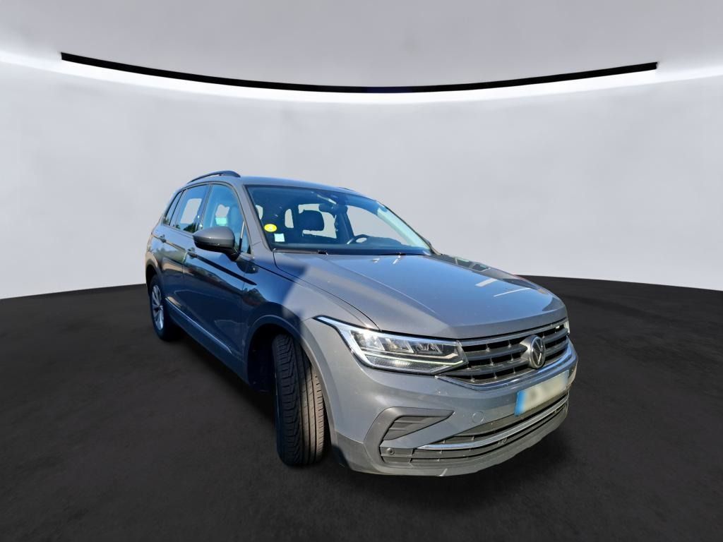 Volkswagen Tiguan - 1