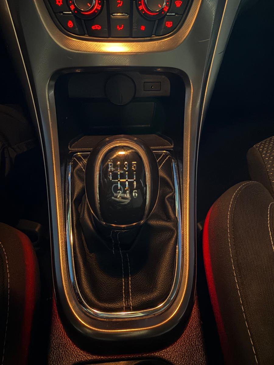 Opel Astra 2011 — photo 17