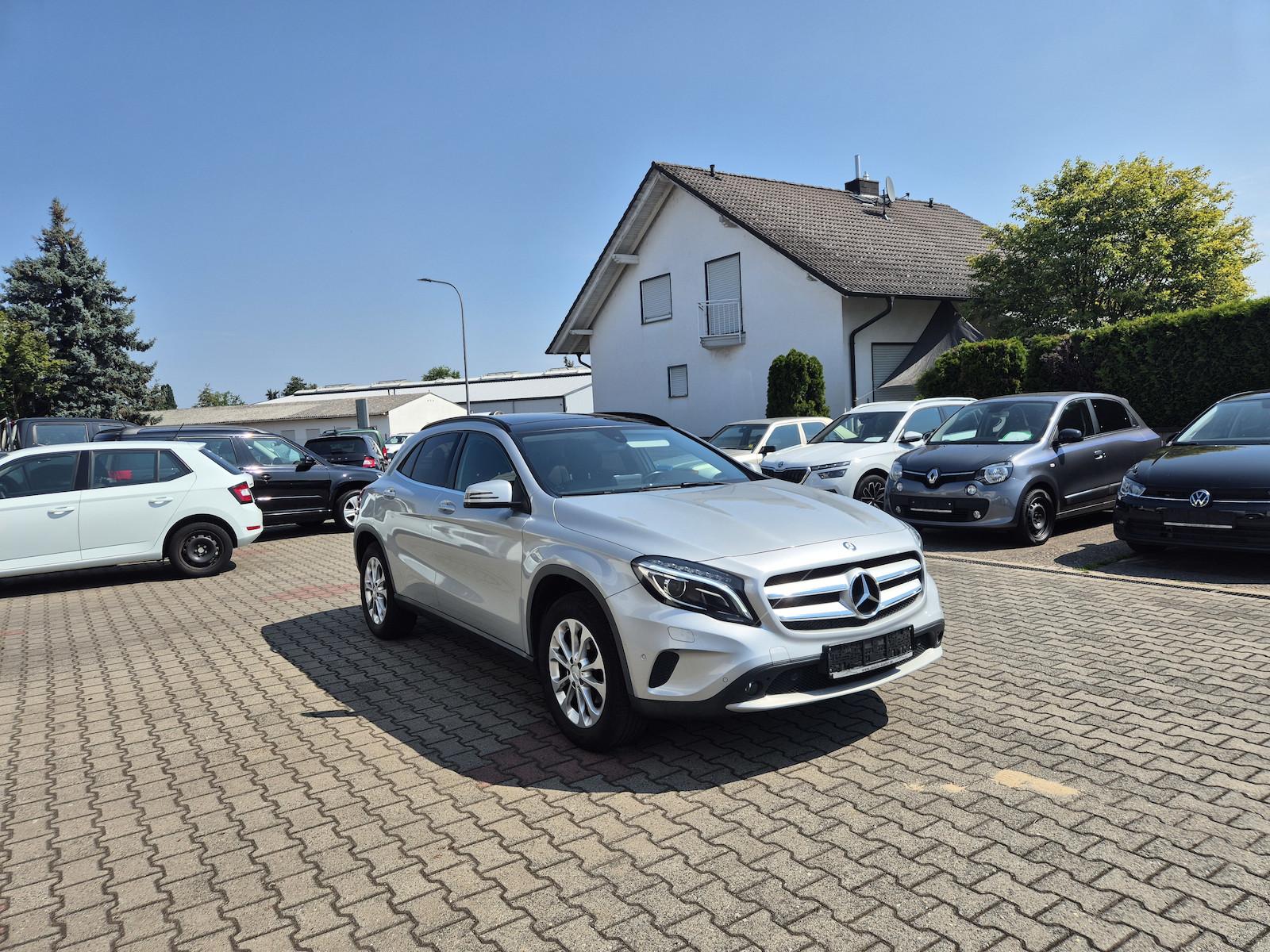 Mercedes-Benz GLA 180 Rückfahramera, Klima, Navi, PDC, Panorma
