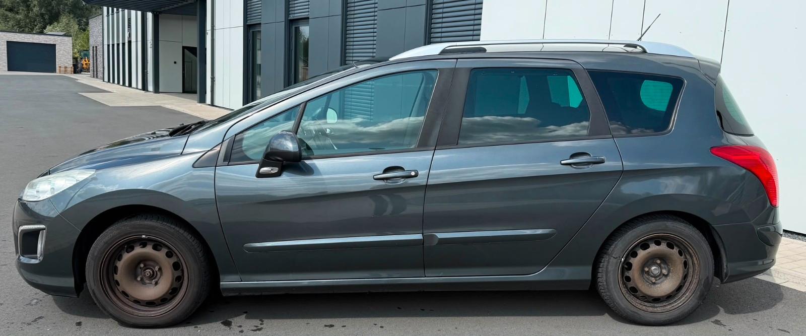 Peugeot 308 2013 — rear view
