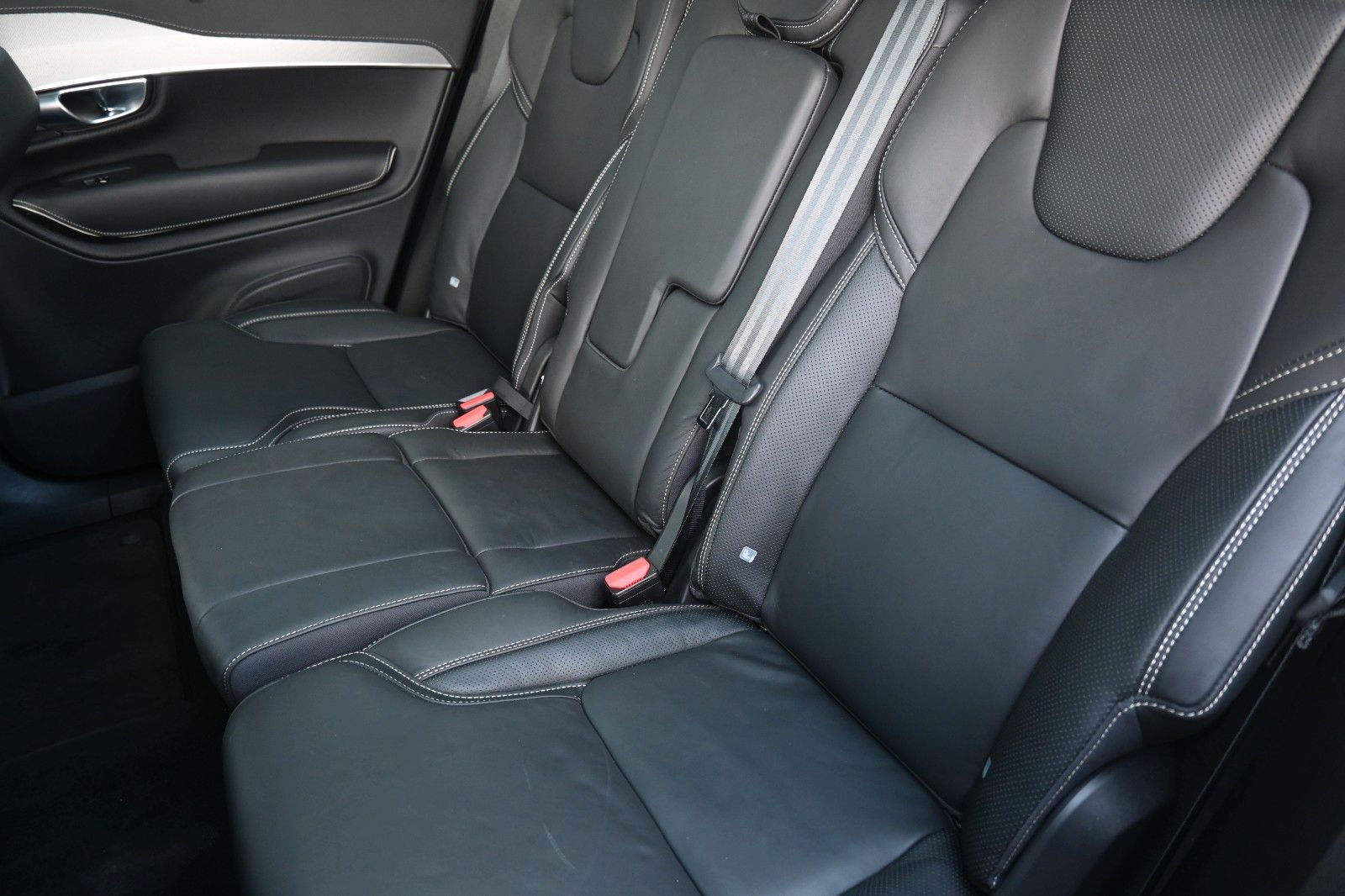 Fahrzeugabbildung Volvo B5D Ultimate Dark HK*HUD*PANO*STHZ*360*STHZ*AHK*