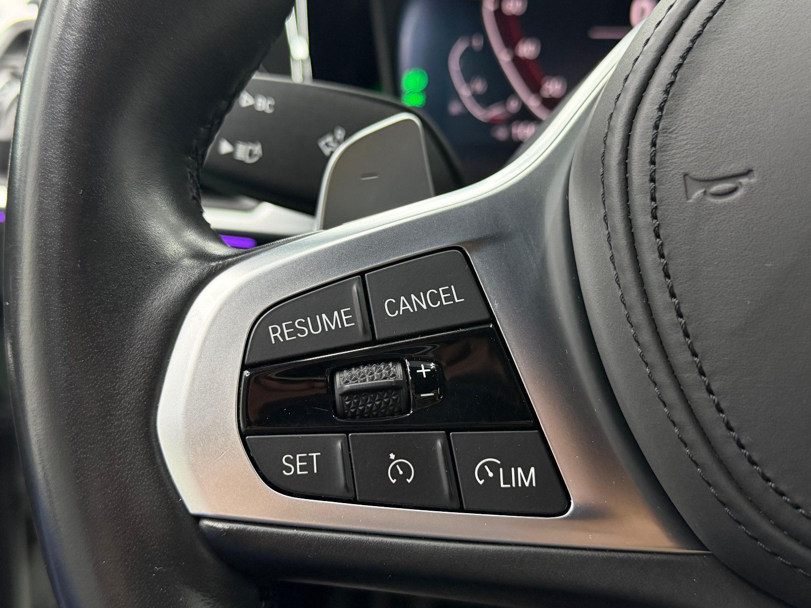Fahrzeugabbildung BMW 330i xDrive M-SPORT/HUD/DE-FZG/HiFi/LIVE CO/2.HD
