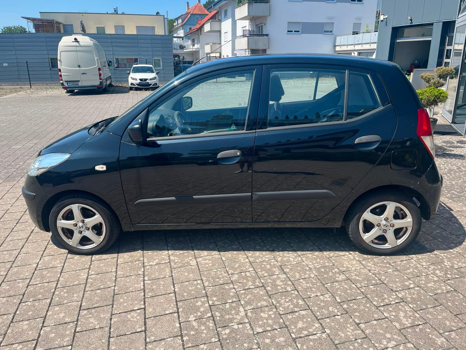 Hyundai i10 Edition+ 1. HAND+KLIMA+SCHECKHEFT