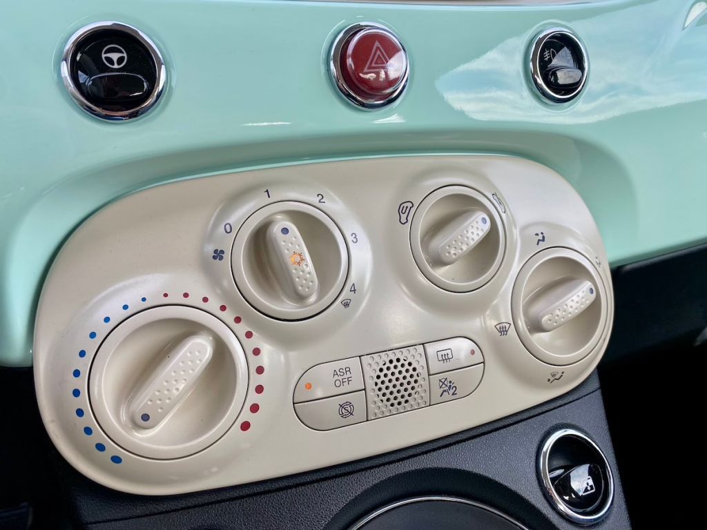 Fahrzeugabbildung Fiat 500 1.2 Dualogic Lounge HAGEL KLIMA CARPLAY PDC