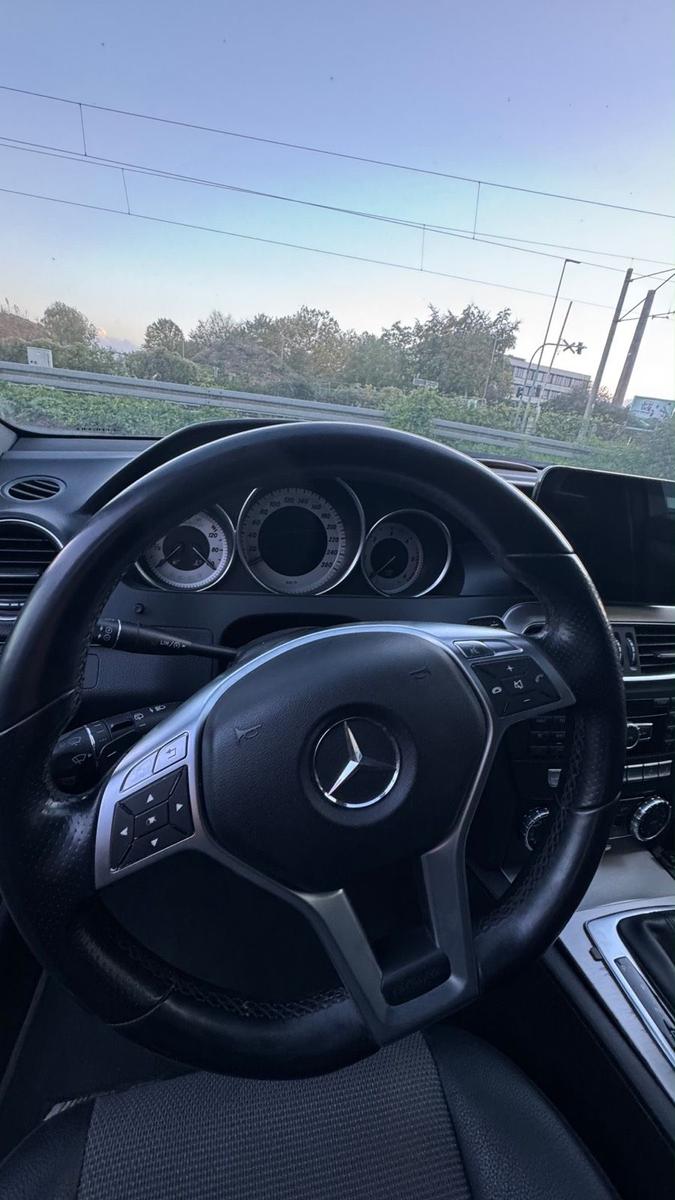 Mercedes-Benz C300 2011 — photo 12