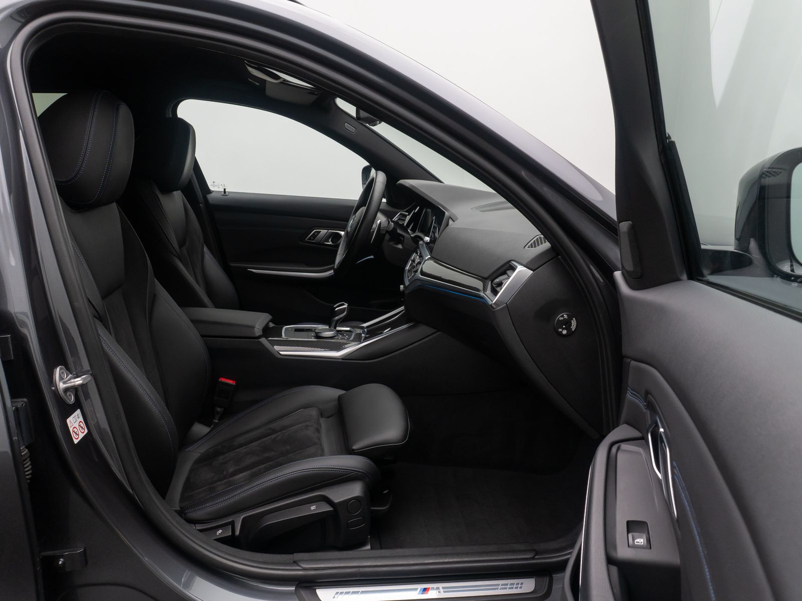 Fahrzeugabbildung BMW 330e M Sport Alarm AHK DAB HiFi Komfort PDC 18"