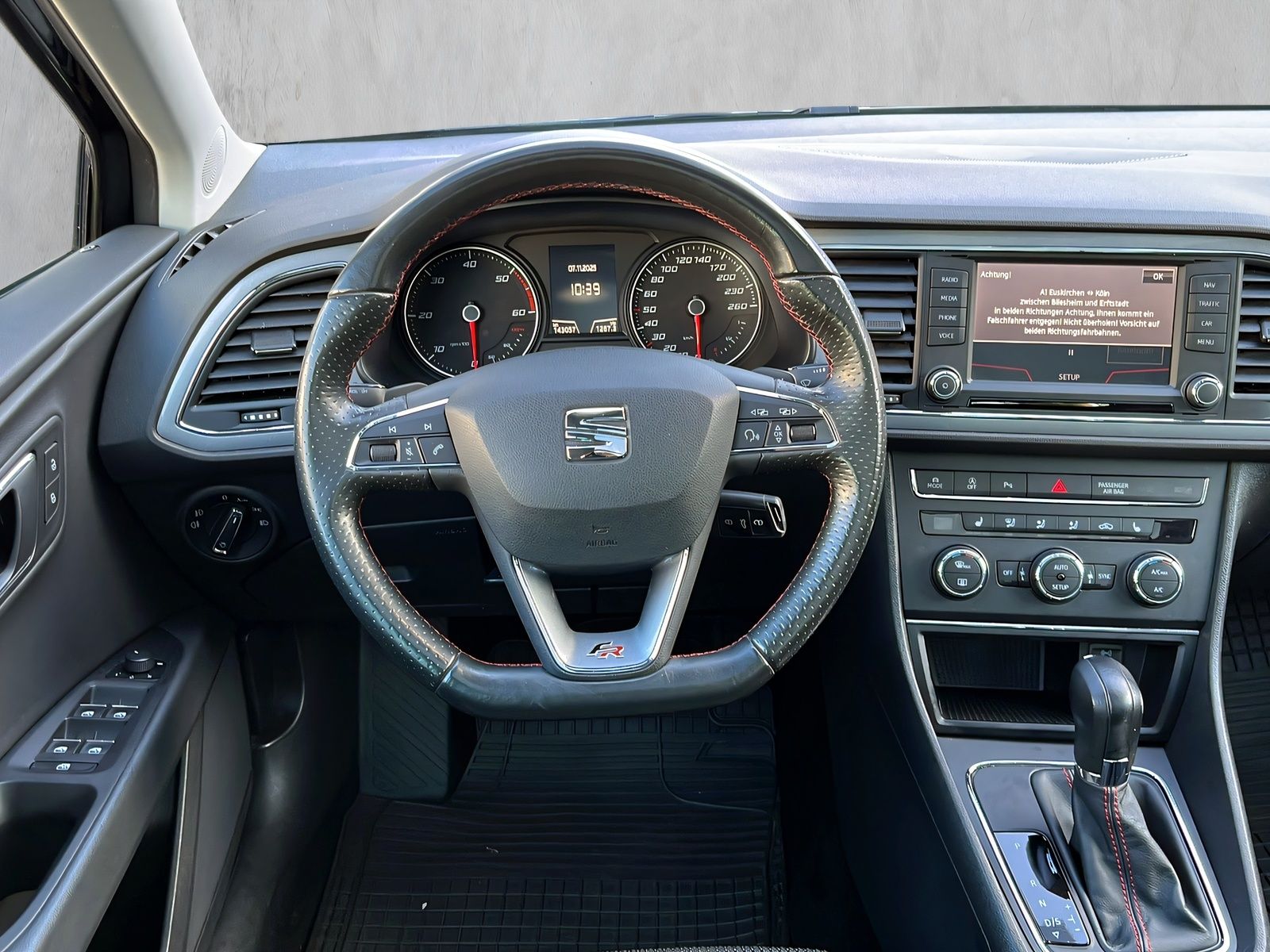 Fahrzeugabbildung SEAT Leon 2.0 TDI ST FR DSG NAVI PANO LED TEMPOMAT