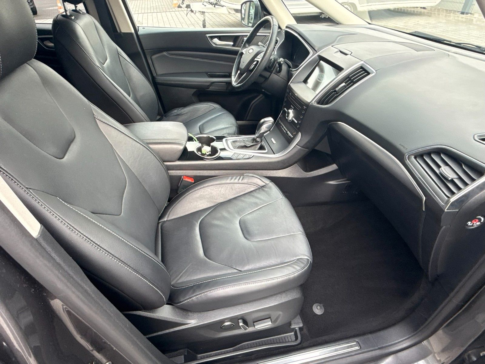 Fahrzeugabbildung Ford S-MAX Titanium 7 Sitzplätze