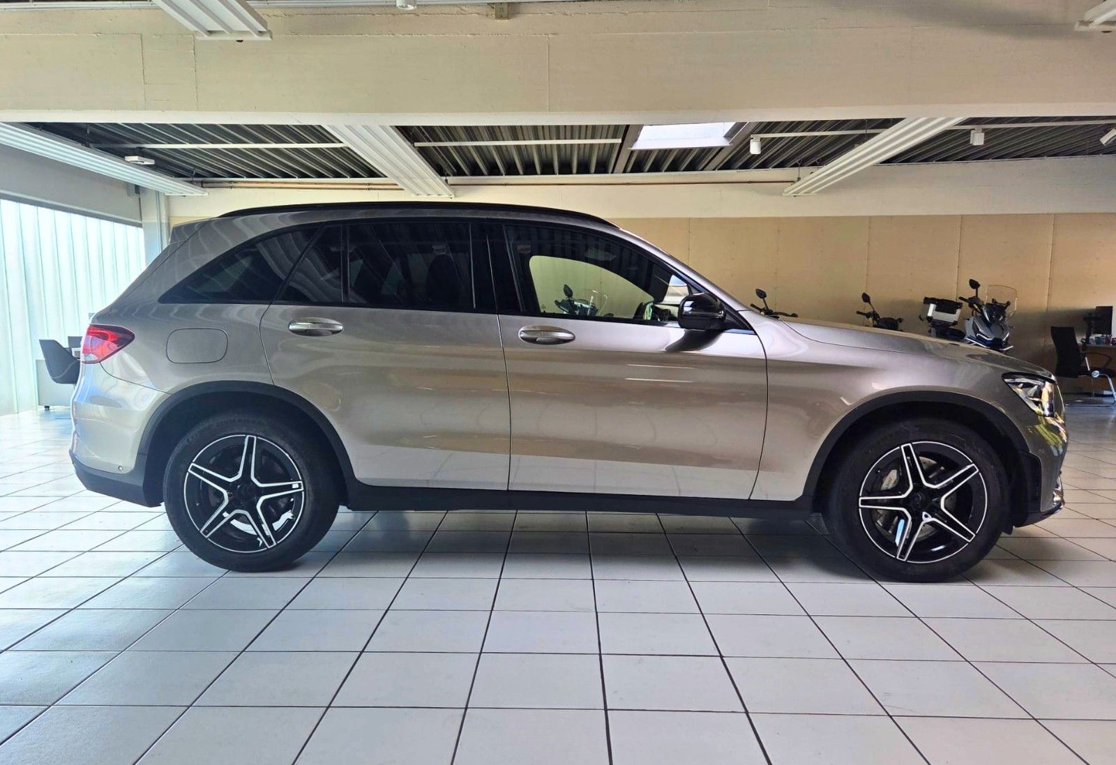 MERCEDES-BENZ GLC 200 — zdjęcie 4