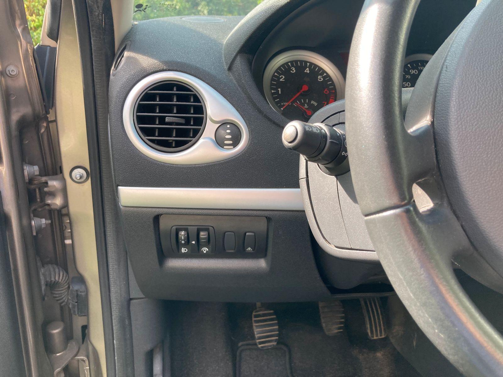 Renault Clio 2011 — photo 11