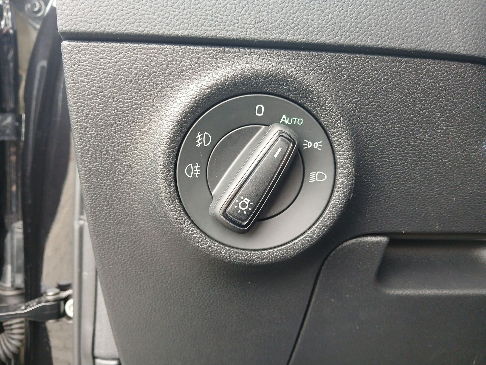 Fahrzeugabbildung SKODA Karoq TSI Sportline DSG LED AHK Navi ACC PDC SH