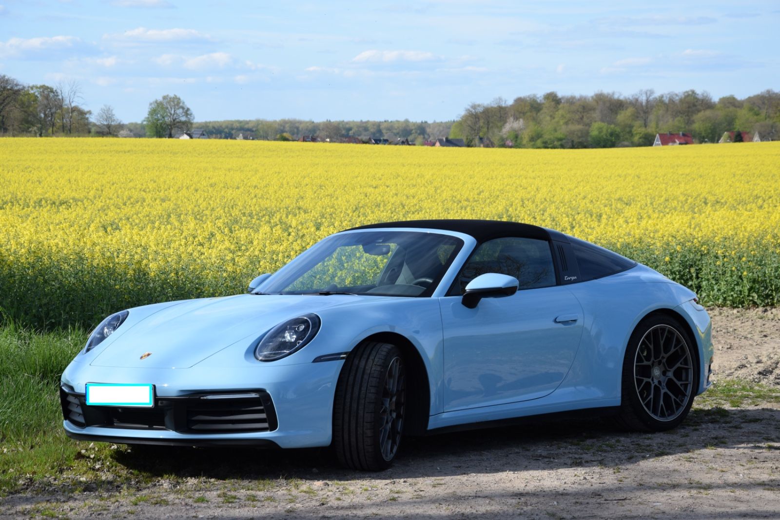 PORSCHE 992 Targa in Gulf Blue