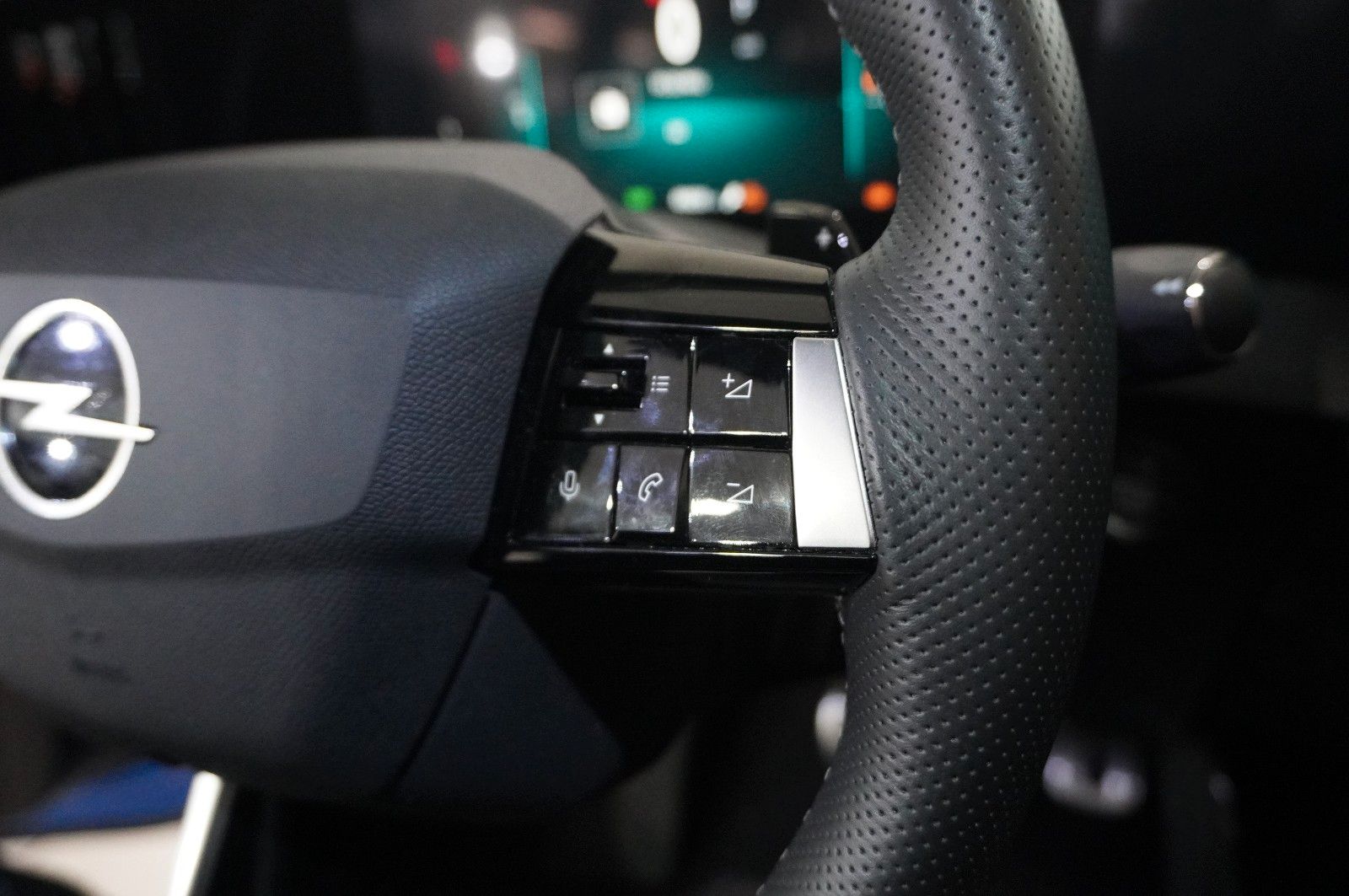 Fahrzeugabbildung Opel Astra ST 1.2T ULTIMATE NAVI/LED/PANO./SPORT/DAB+