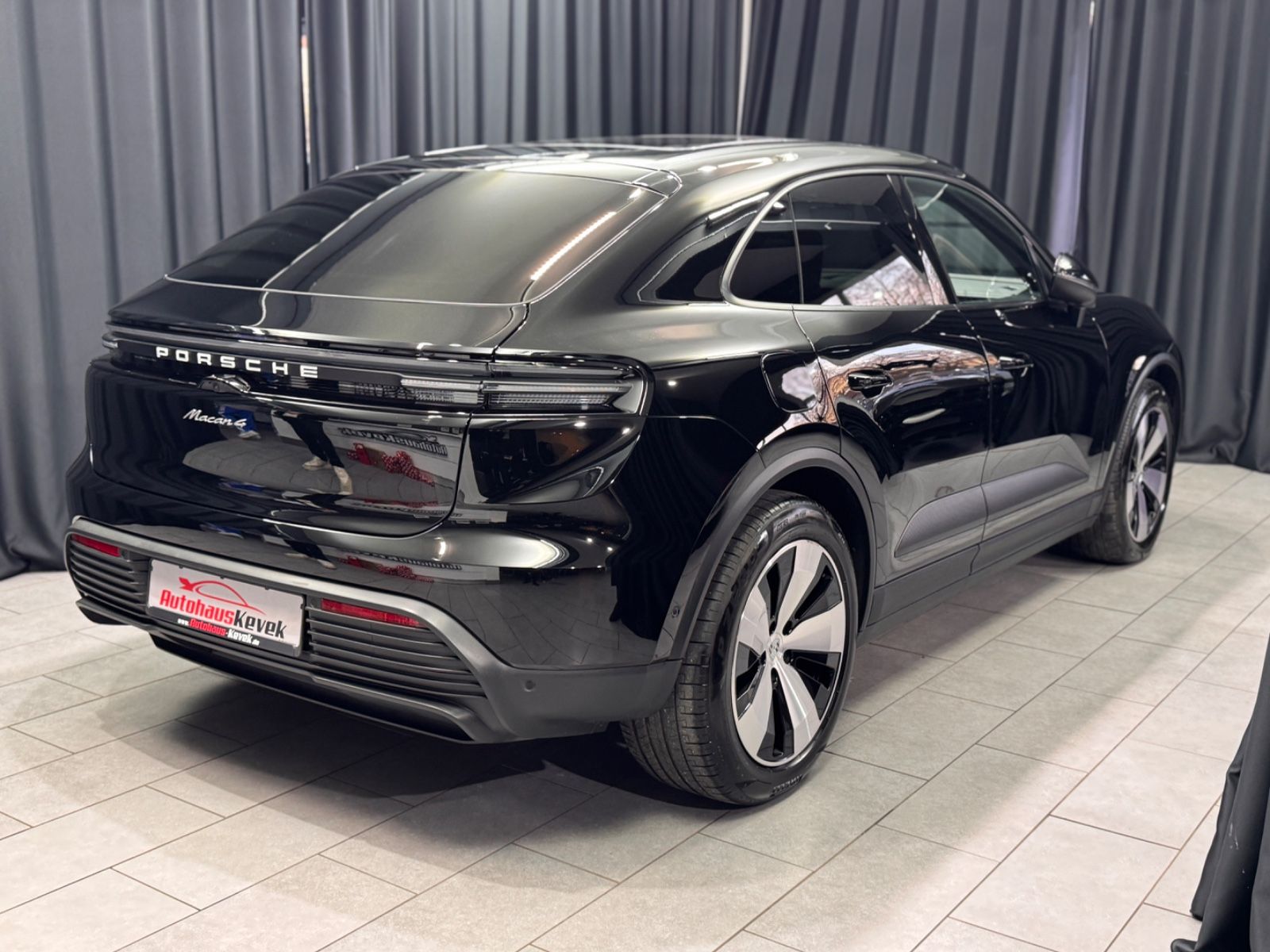 Fahrzeugabbildung Porsche Macan Electric 4|BOSE|PANORAMA|KAMERA|