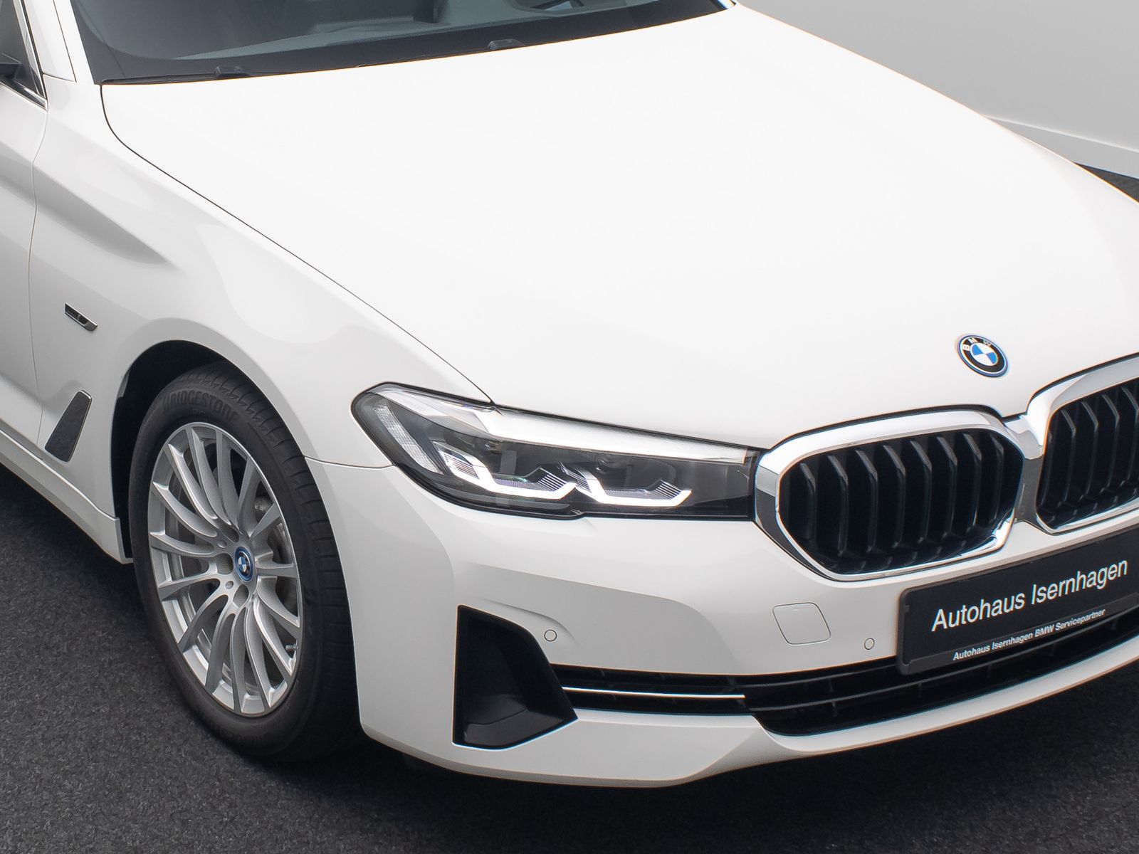 Fahrzeugabbildung BMW 530e HUD DAB Alarm Panorama HiFi Sport Leder