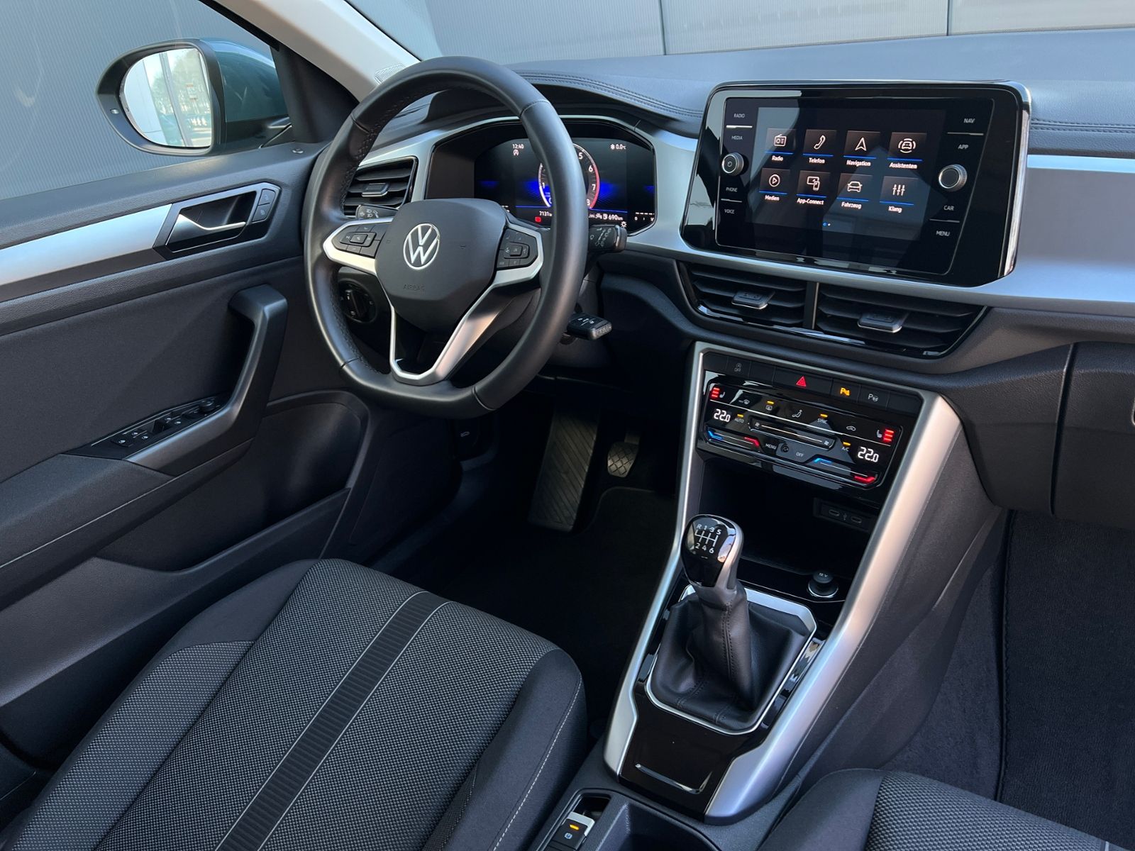 Fahrzeugabbildung Volkswagen T-Roc Life 1.0 TSI *AHK, LED, App-Connect, 16'-L